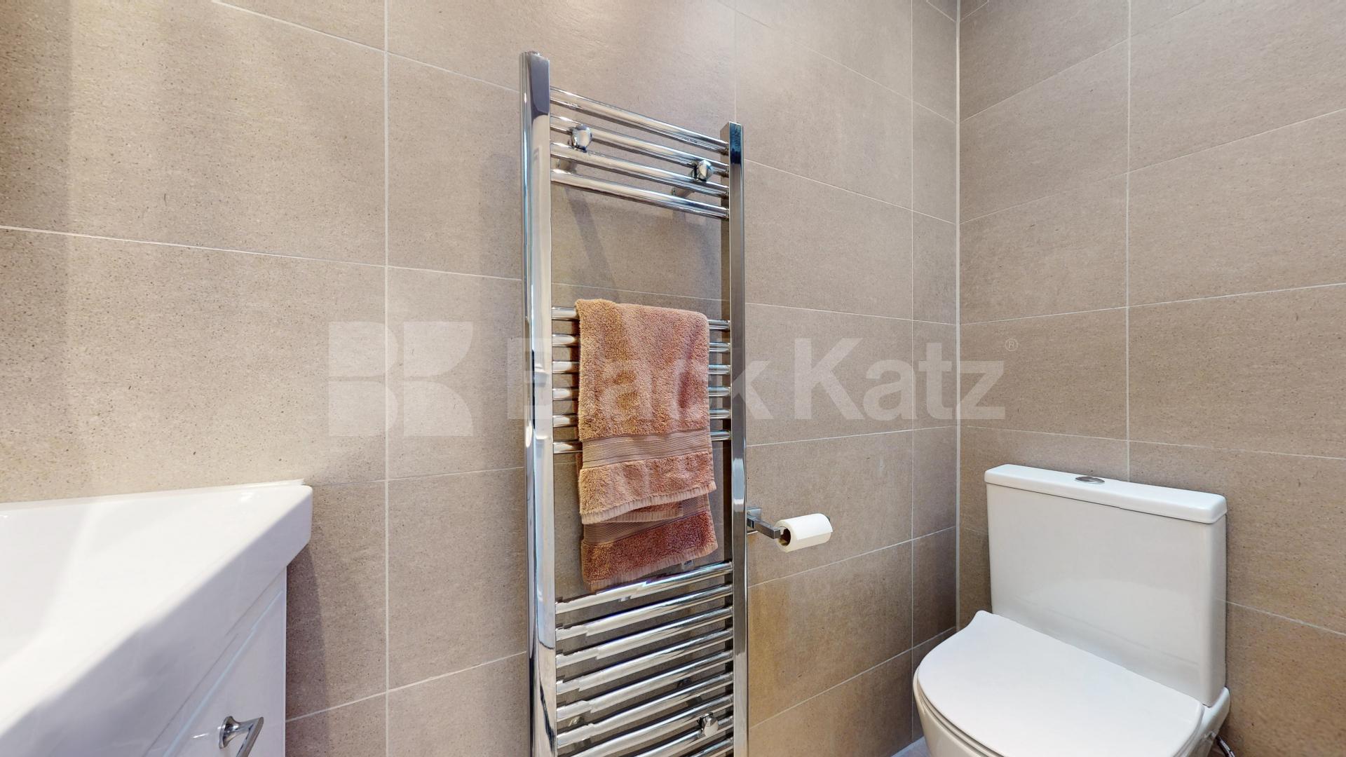 Lovely two bed set within a period house close to Tube & Shops Finchley Road, Finchley Road / Swiss Cottage